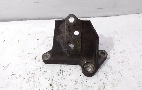 Nissan X-Trail T30 Engine mounting bracket