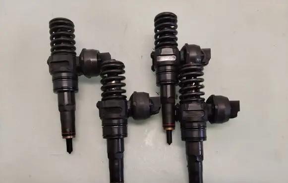 Volkswagen Golf IV Fuel injectors set 038130073AJ