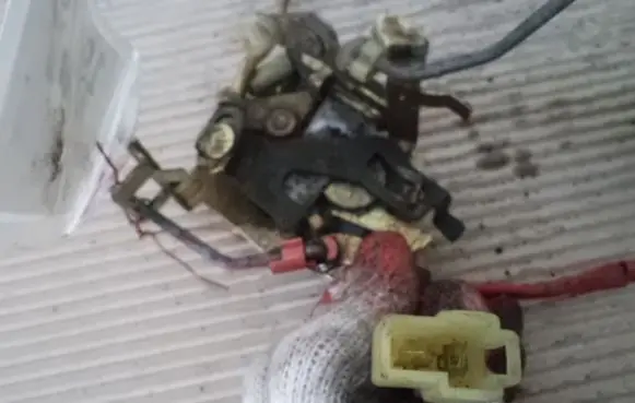 KIA Sephia Front door lock