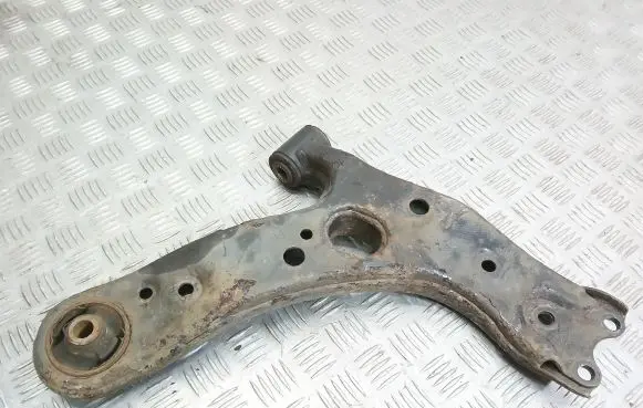 Toyota Avensis T270 Front lower control arm/wishbone