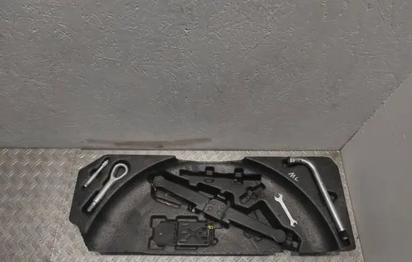 Mercedes-Benz ML W164 Tool set 