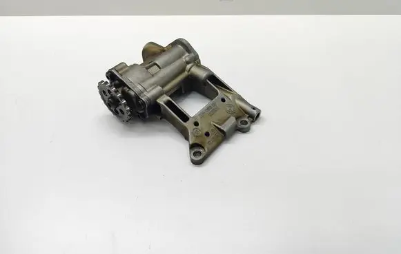 BMW 5 E60 E61 Oil pump 7789838