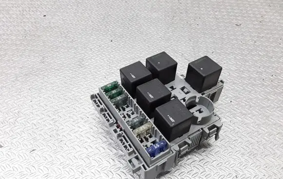 Volvo XC90 Fuse module 8690698