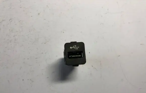 BMW 5 E60 E61 USB socket connector 9167196 61319167196 916719601
