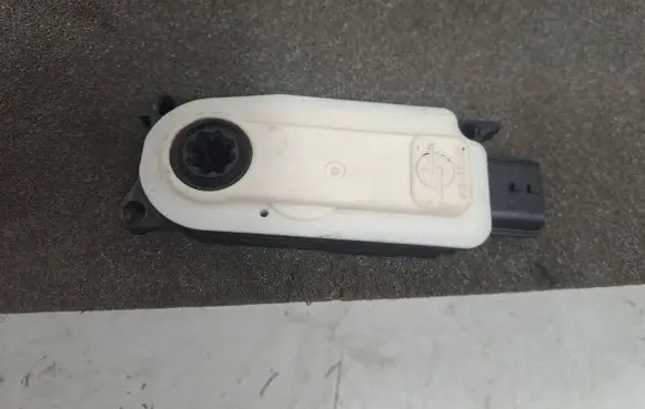 Dacia Sandero III Radiator active air flap actuator 6477R1012A 21286P00601 6477S017011