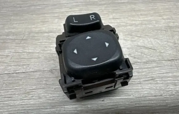 Toyota Avensis T270 Wing mirror switch E106475