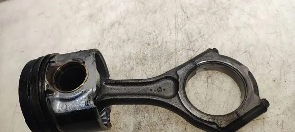 Subaru Legacy Piston with connecting rod