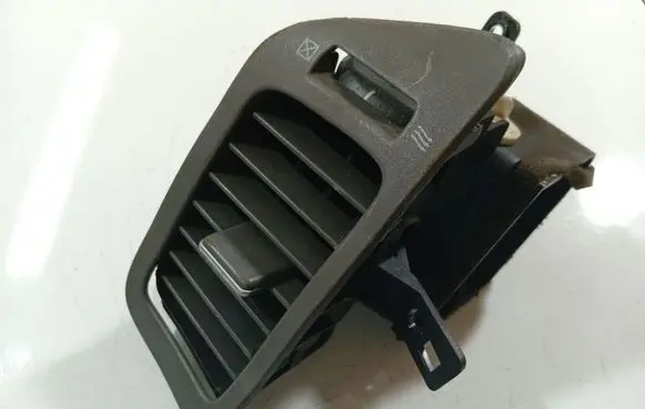 Nissan Primera Dash center air vent grill A1007048