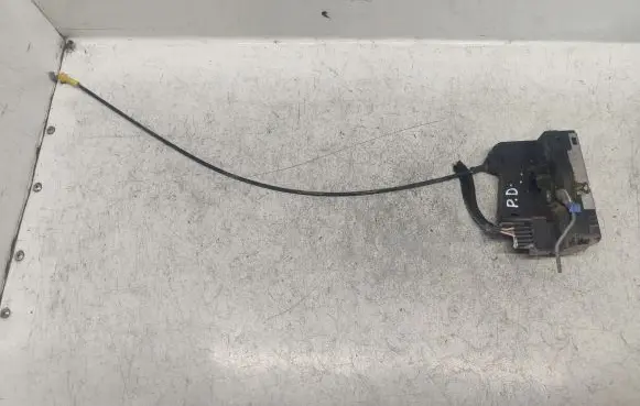 Opel Vivaro Front door lock