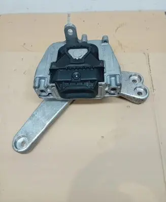 Engine mount vacuum valve