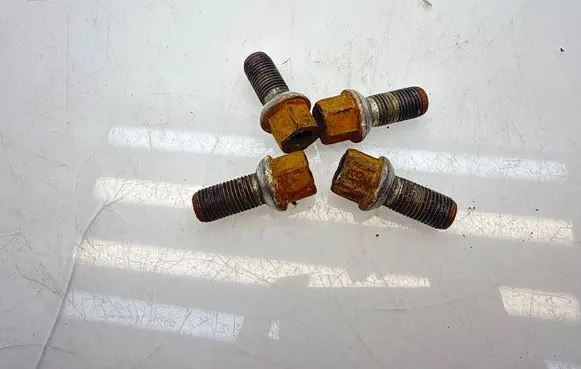 Volkswagen PASSAT B6 Nuts/bolts