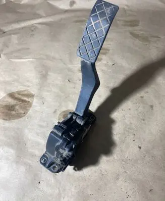 Accelerator throttle pedal