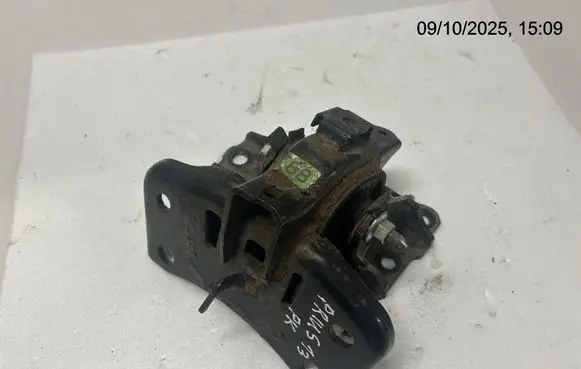 Toyota Prius (XW30) Engine mount bracket