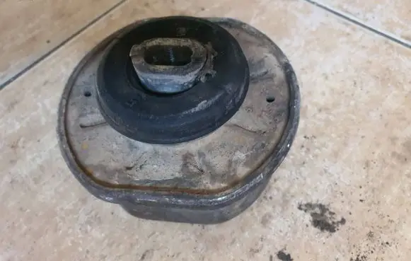 Engine mount bracket