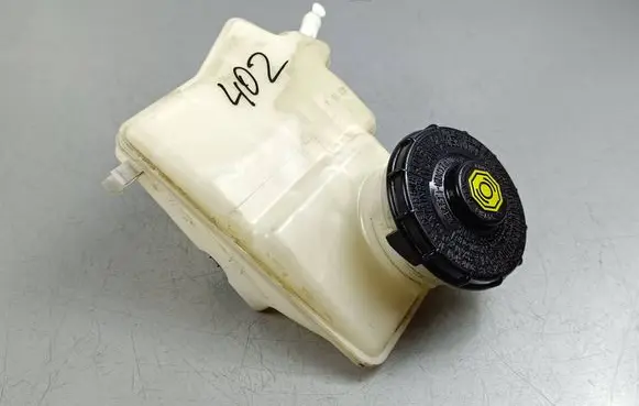Honda CR-V Brake fluid reservoir 