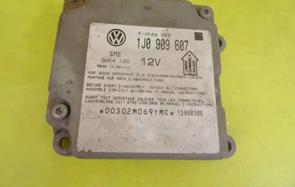 Volkswagen PASSAT B5 Airbag control unit/module 1J0909607