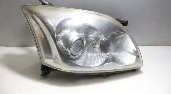 Toyota Avensis Verso Headlight/headlamp