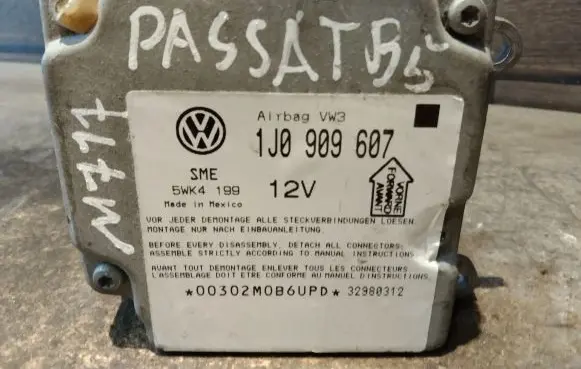 Volkswagen PASSAT B5 Airbag control unit/module 1J0909607 5WK4199