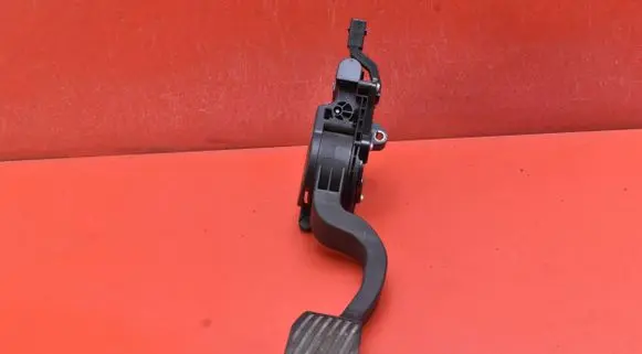 Opel Combo D Accelerator throttle pedal 51831864