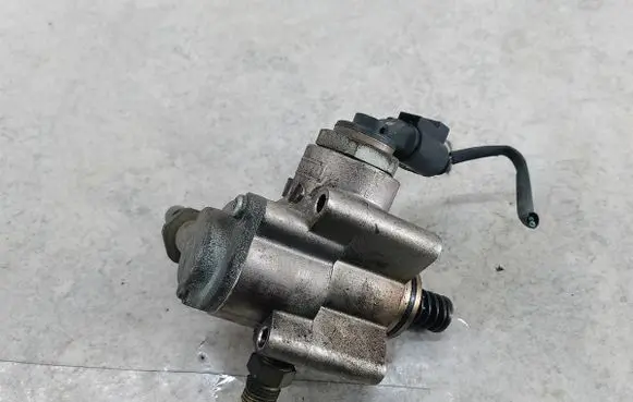 Audi A4 S4 B7 8E 8H Fuel injection high pressure pump 06F127025B