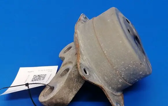 Opel Insignia A Engine mount bracket 13227730 2108221