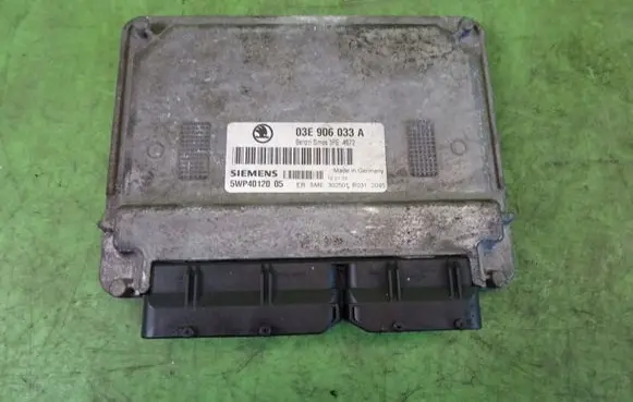 Skoda Fabia Mk1 (6Y) Engine control unit/module 03E906033A
