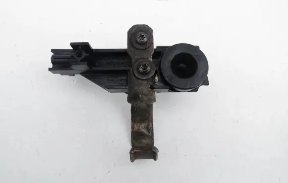 Volvo XC90 Air filter cleaner box bracket assembly 8692206