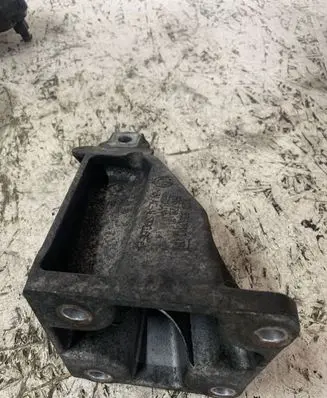 BMW 1 E81 E87 Engine mounting bracket