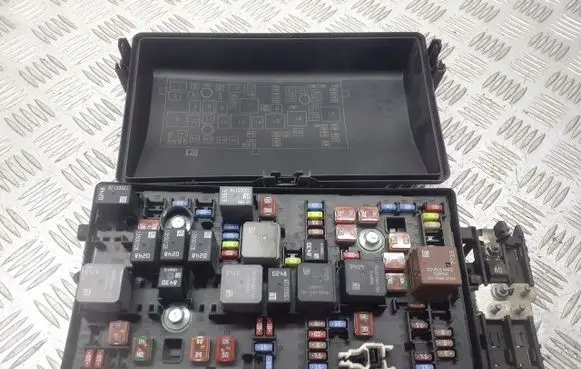 Opel Insignia A Fuse box cover 544949969