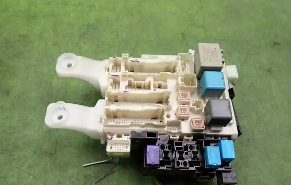 Toyota RAV 4 (XA30) Fuse module 8273042050