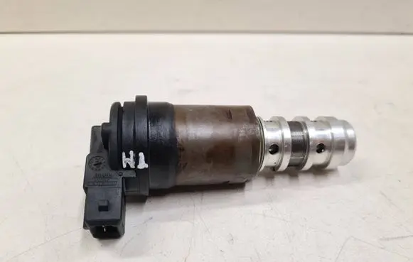 BMW 3 E90 E91 Camshaft vanos timing valve 13150137