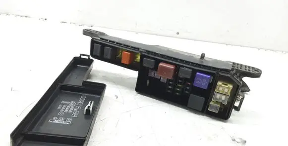 Toyota Avensis T220 Fuse module