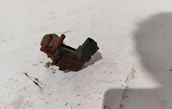 Subaru Outback Vacuum valve 14774AA271