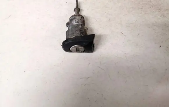 Volkswagen Polo Front door lock (next to the handle) 