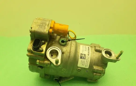 Volvo XC40 Air conditioning (A/C) compressor (pump) 32275729