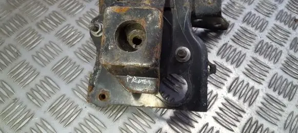 Toyota Prius (XW20) Engine mount bracket 1237221110 12372-21110