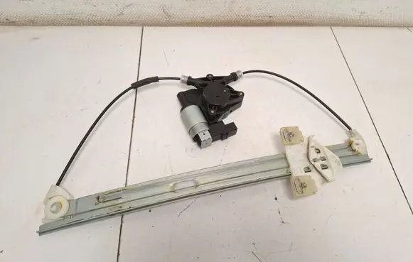 Mazda 3 I Front door window regulator with motor G22C5858X CM011750 PWRP5PA