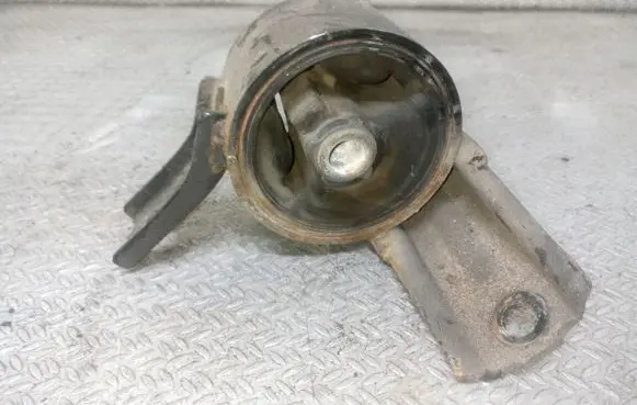 Mitsubishi Lancer VIII Engine mount bracket