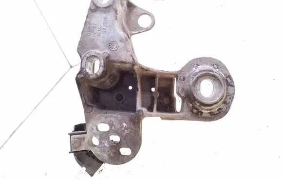 Audi A4 S4 B6 8E 8H Engine mounting bracket 8E0199352F