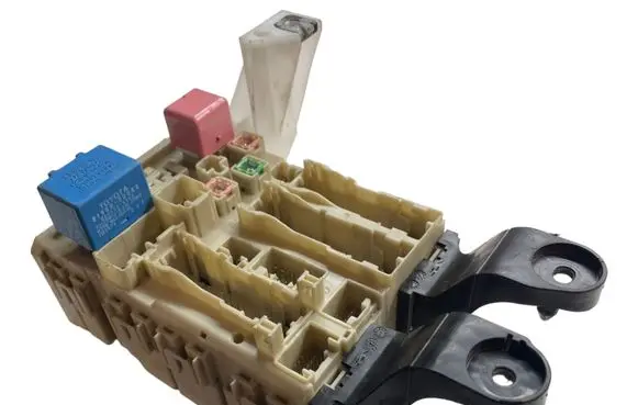 Toyota Avensis T270 Fuse module 8273005C90 391114F02 307564C21