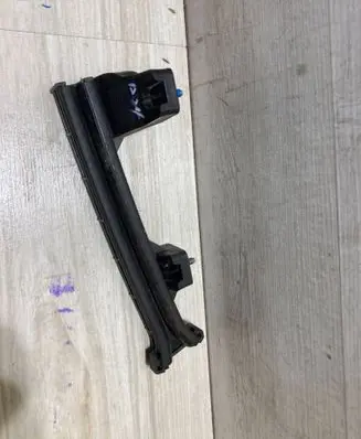 Rear window lifting mechanism without motor