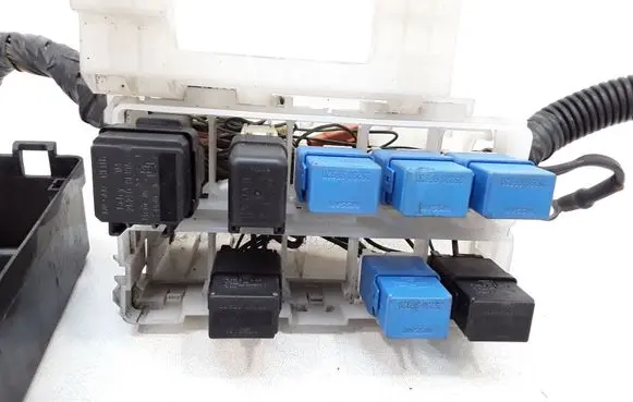 Nissan Almera N16 Relay mounting block 