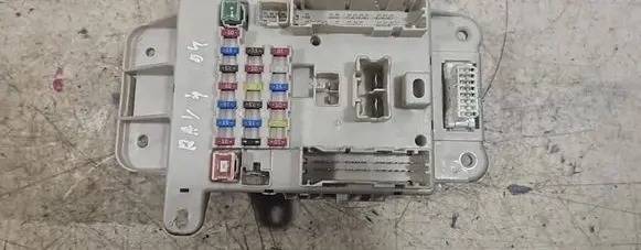 Toyota RAV 4 (XA20) Fuse module 8198050030 E11020100