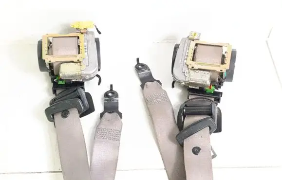 Mercedes-Benz E W211 Front seatbelt 2118600285 561014601 2118600185