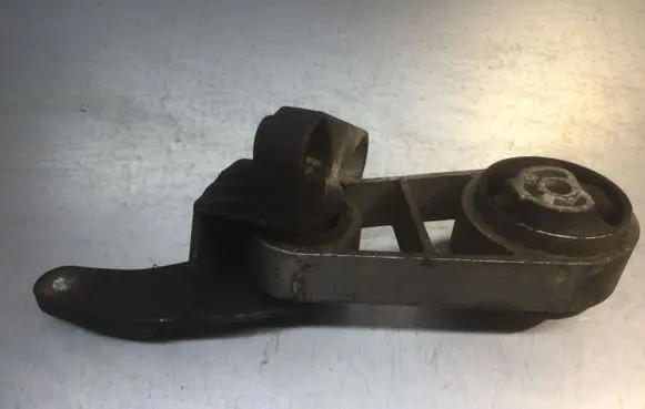 Ford Mondeo Mk III Engine mount bracket 1S716PO93