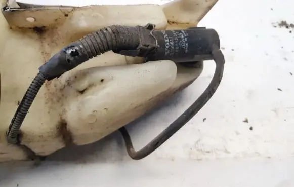 Volvo S40, V40 Windscreen/windshield washer pump 9769611 8602103950