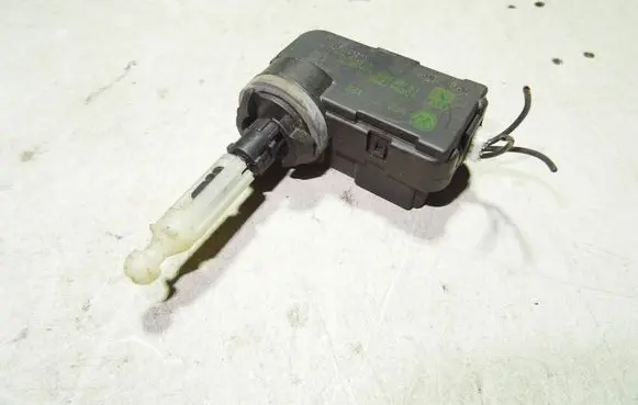 Volkswagen PASSAT B7 Headlight level adjustment motor 1Q0941295