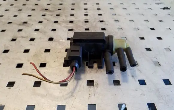 Volkswagen Touran I Turbo solenoid valve 1K0906627