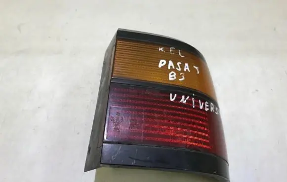 Volkswagen PASSAT B3 Rear/tail lights 333945112