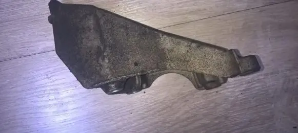 Audi A4 S4 B6 8E 8H Engine mounting bracket 8e0199307a